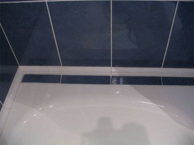 Как заделать щель между ванной и стеной: самые простые решения - фото