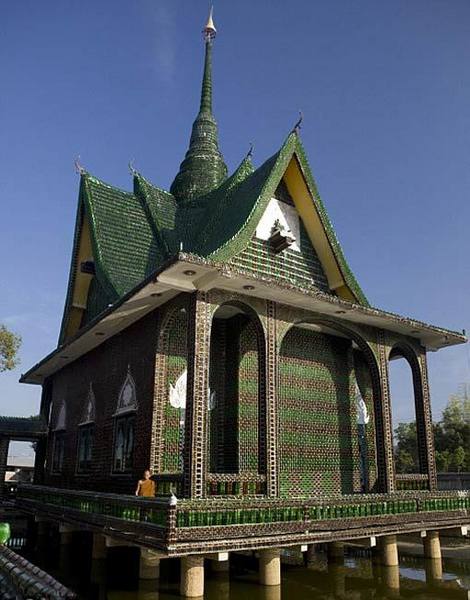 Храм из бутылок в Таиланде - фото