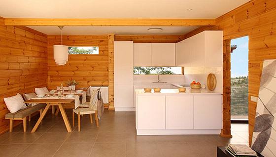 Кухня в деревянном доме: планируем современный дизайн - фото