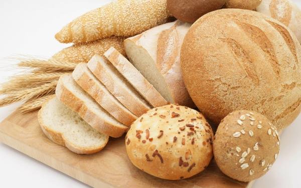 Хлеб в меню несушек: польза или вред? - фото