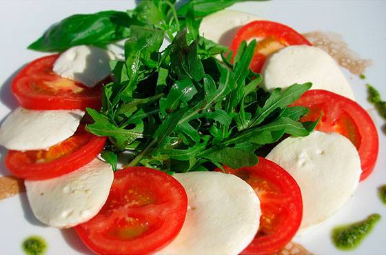 Салаты из сочетания красного, белого и зеленого: помидоры, сыр, руккола - фото