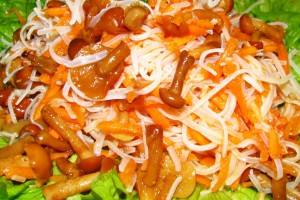 Салат с маринованными опятами: разнообразные рецепты с курицей, ветчиной и картофелем с фото
