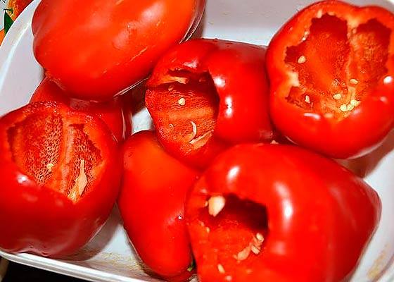 Консервированный фаршированный и нарезанный перец в томатной заливке - фото
